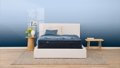 make a table comparing memory foam vs hybrid mattresses