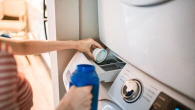 how to clean a washing machine — front-load washer with open door showing clean drum